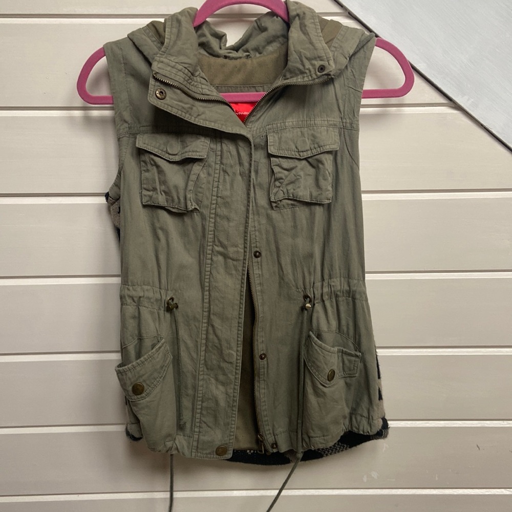 Buckle vest